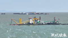 <strong>为太湖“减负”约4000个尺度泅水池的淤泥</strong>